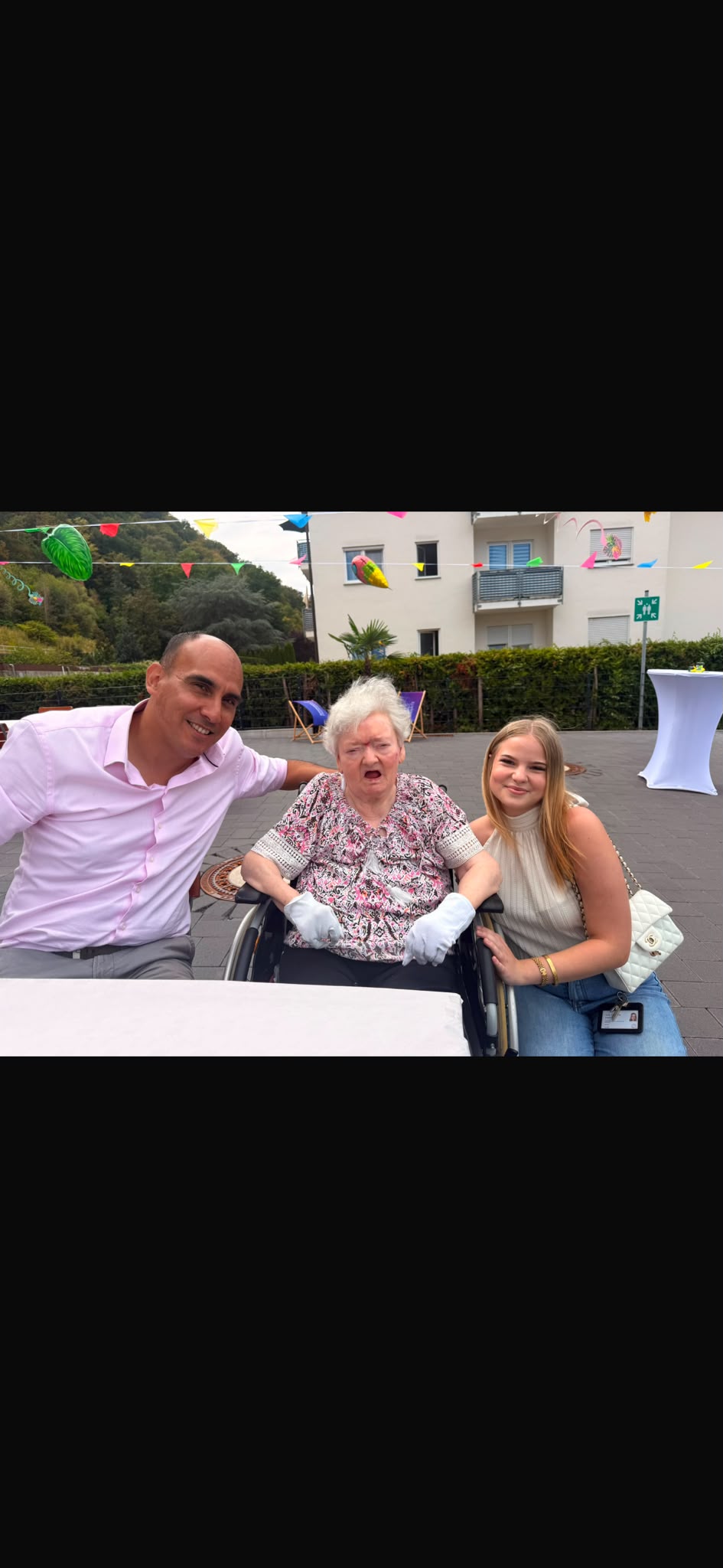 Lea beim Sommerfest gemeinsam mit einer Bewohnerin und einem Mitarbeiter des Georg-Vömel-Hauses