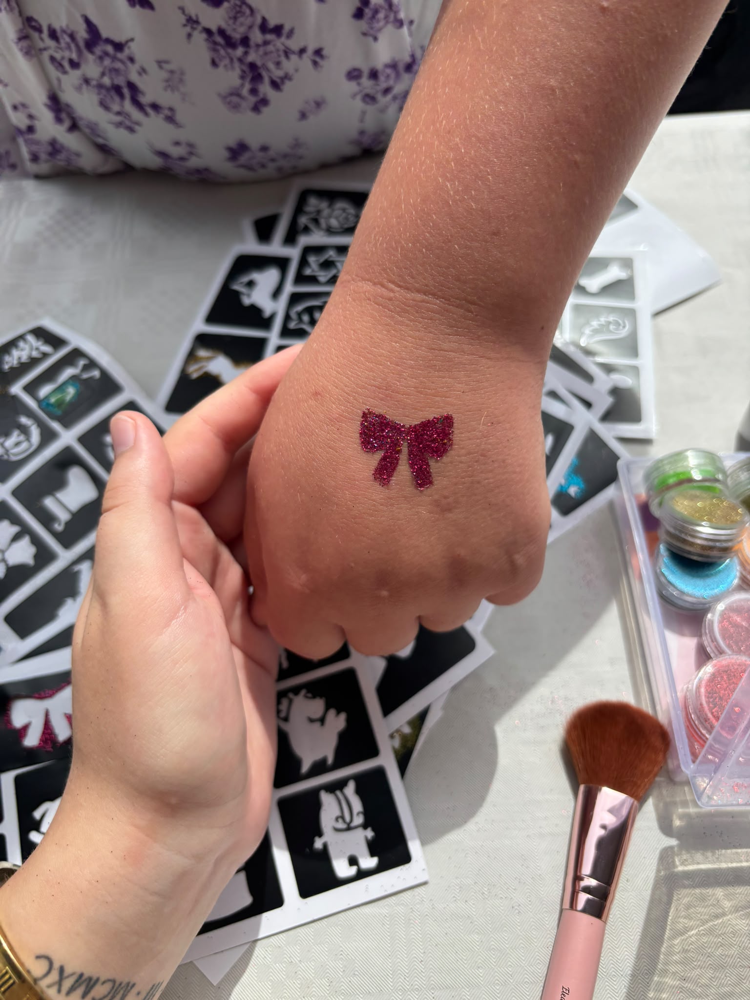 Fertiges pinkfarbenes Glitzermotiv in Form einer Schleife